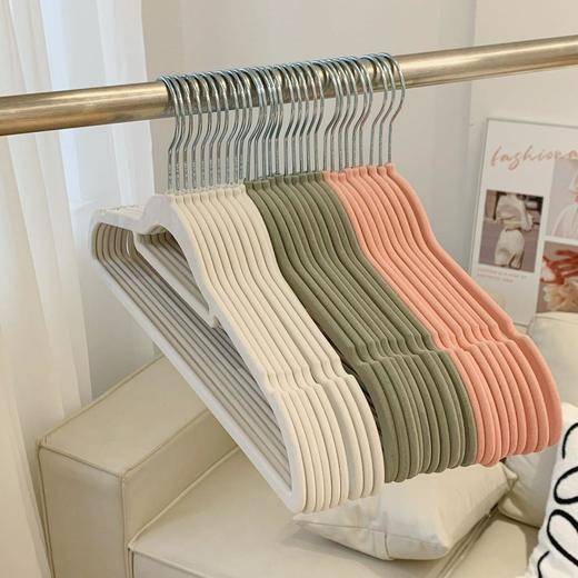 【超薄架身 无痕挂衣】山姆同款植绒衣架 防滑凹槽 加密植绒 可旋转挂钩头 干湿两用 挂衣不起包 商品图1
