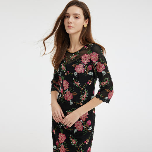 RF8F6斯尔丽2021年瑟俪春季新款圆领合体小A十字绣连衣裙 商品图2