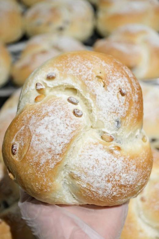 现烤面包—鲜奶松子 商品图0