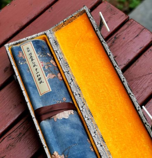 重点推荐！！苏轼《洞庭春色赋.中山松醪赋》手卷复刻

《洞庭春色赋.中山松醪赋》，卷轴装，锦函一盒，苏轼书，吉林文史出版社出品，吉林省博物馆监制，售价298元。 商品图1