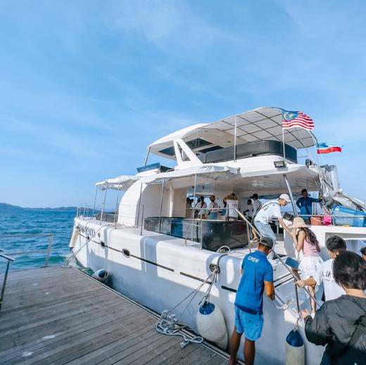 【沙巴亚庇双体帆船日落巡礼派对】往返快艇+卷线海钓+玻璃船+晚餐+香槟音乐PARTY+饮料/红酒畅饮 商品图0