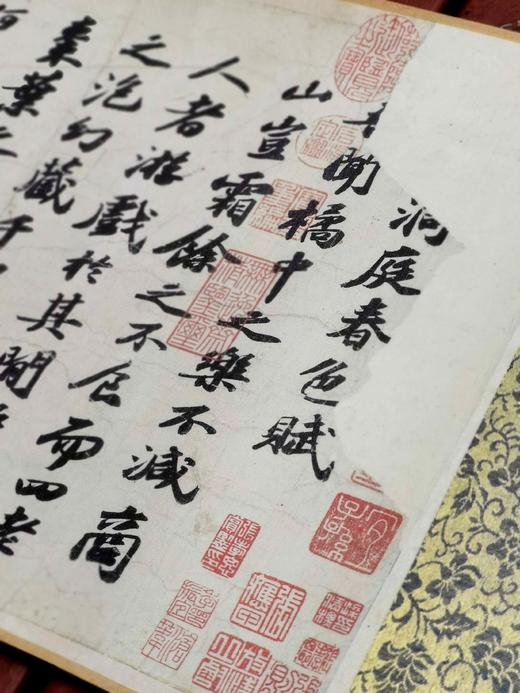 重点推荐！！苏轼《洞庭春色赋.中山松醪赋》手卷复刻

《洞庭春色赋.中山松醪赋》，卷轴装，锦函一盒，苏轼书，吉林文史出版社出品，吉林省博物馆监制，售价298元。 商品图8