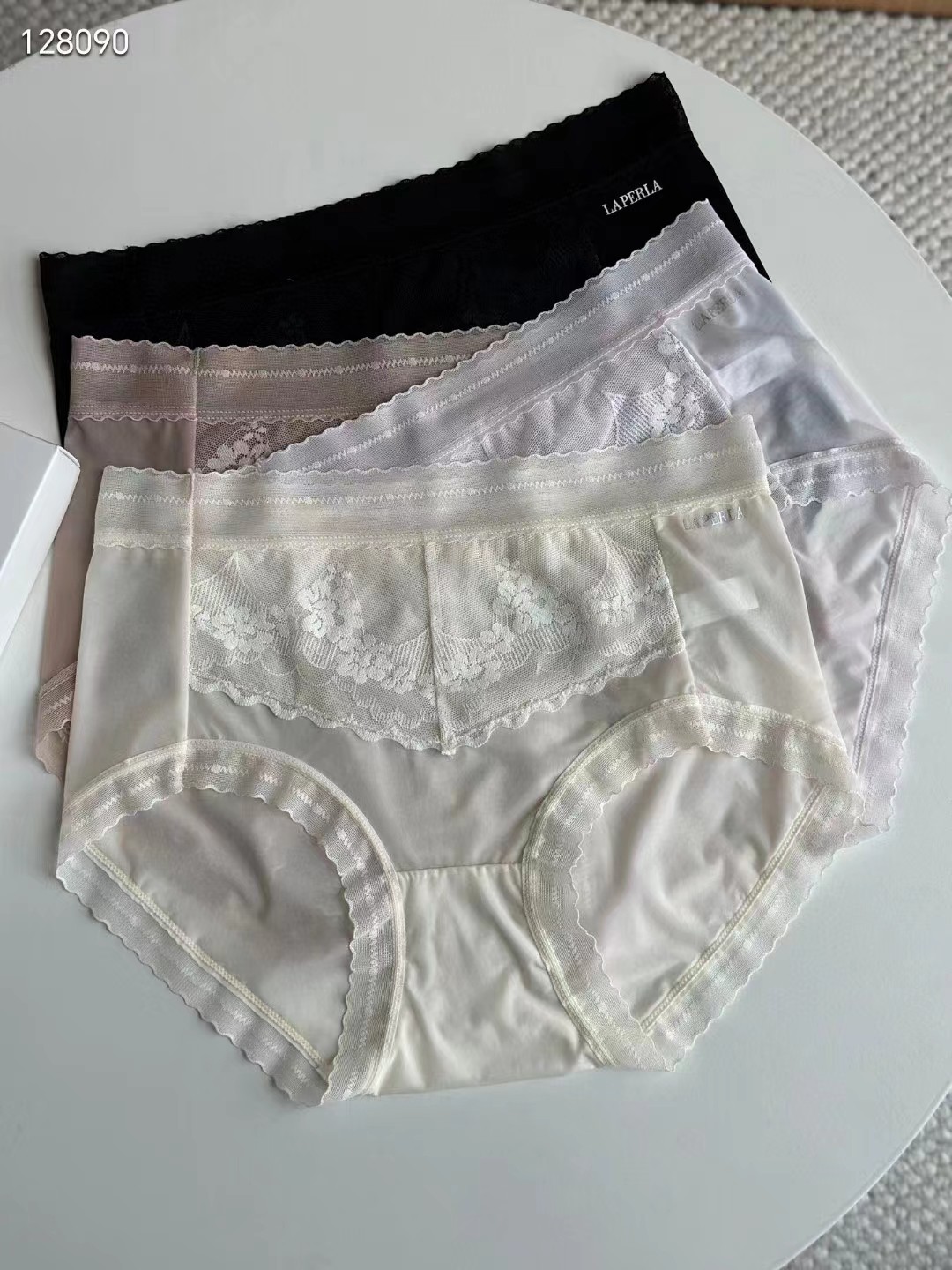 Laperla新款轻奢蕾丝面膜内裤
【尺码】均码（80-130斤）
【主面料】锦纶71.8%氨纶28.2%
【里料】粘纤91