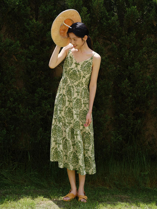 🎉【绿野仙踪度假风带胸垫吊带裙Q1095】✔️1. 严选优质的高定面料，手感软糯细腻，上身舒适亲肤，清凉透气，轻奢品质；👏 商品图3