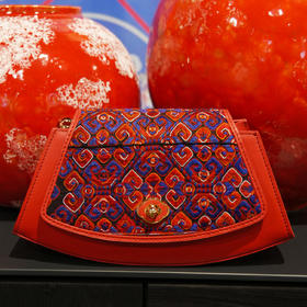 深山集市·红色数纱绣弯月包