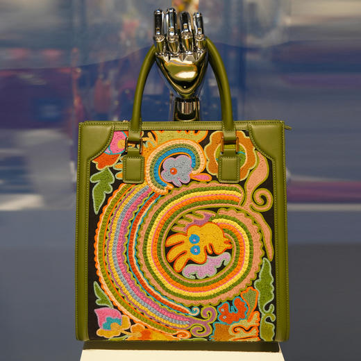 深山集市·龙骨辫绣竖版绿色公文包 商品图0