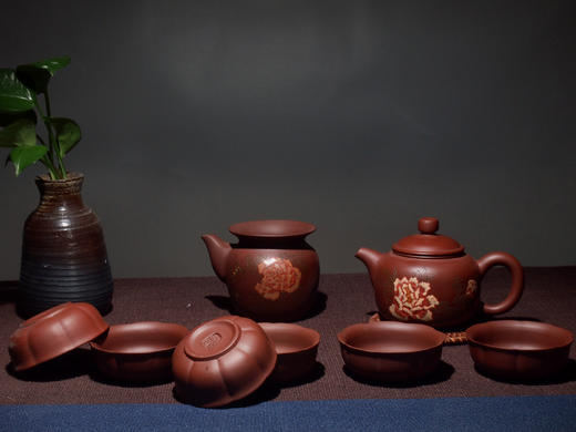 【样品清仓4.5折，仅1套，无货退款】玄雕窑原矿紫砂壶全手工名家陈东铸花鸟半浮雕系列国色天香紫砂套组（1壶1海6杯） 商品图6