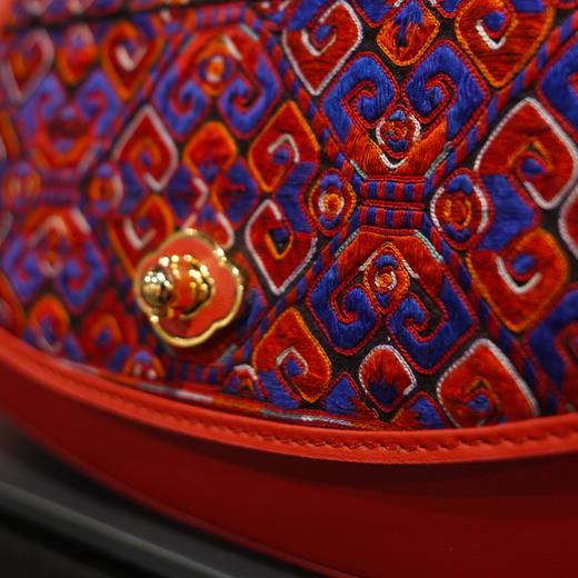 深山集市·红色数纱绣弯月包 商品图1