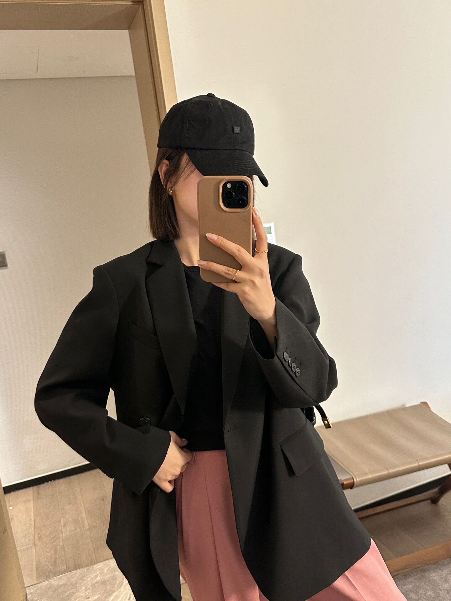 黑帽白标穿戴效果 - 黑钛拉丝不锈钢包边效果图 黑帽白标穿着
结果
 - 黑钛拉丝不锈钢包边结果
图（黑帽子白边） 行业资讯