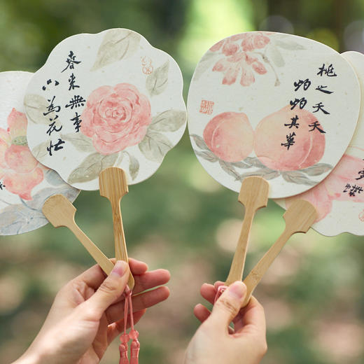 【新国风❗️浮生春记流苏团扇】选用水墨风格的荷花、桃子、山茶花、蝴蝶， 色调素雅，结合书法诗词，呈现东方美学。网红文字书法汉服夏季旅游扇子摆拍 商品图1