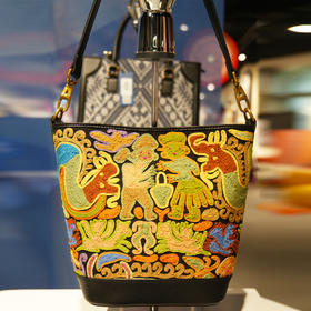 深山集市·辫绣姜央纹黑色水桶包