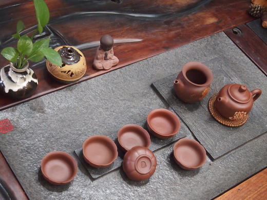 【样品清仓4.5折，仅1套，无货退款】玄雕窑原矿紫砂壶全手工名家陈东铸花鸟半浮雕系列国色天香紫砂套组（1壶1海6杯） 商品图5