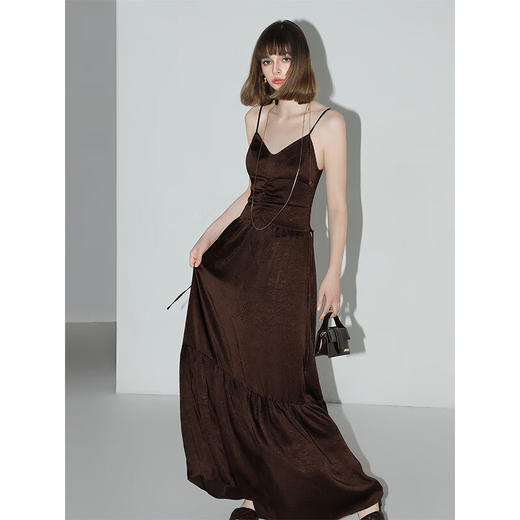 COCOBELLA老钱风褶皱缎面吊带连衣裙女设计感抽褶长裙FR3028B 商品图3