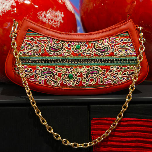 深山集市·侗族纹绣腋下包红色HY05030161 商品图1