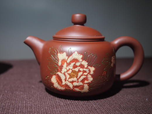 【样品清仓4.5折，仅1套，无货退款】玄雕窑原矿紫砂壶全手工名家陈东铸花鸟半浮雕系列国色天香紫砂套组（1壶1海6杯） 商品图3