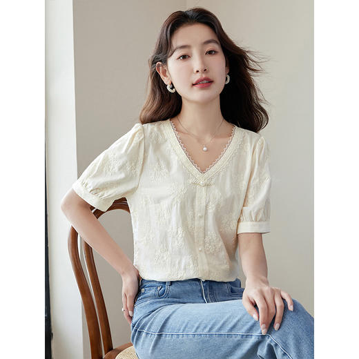 【五折购】熙世界夏女装中式国风珍珠盘扣V领绣花雪纺衬衫泡泡袖纯棉上衣 商品图1