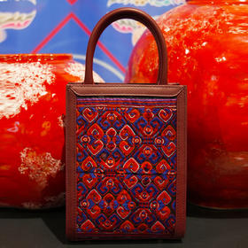 深山集市·红色数纱绣竖版小包HY05030131