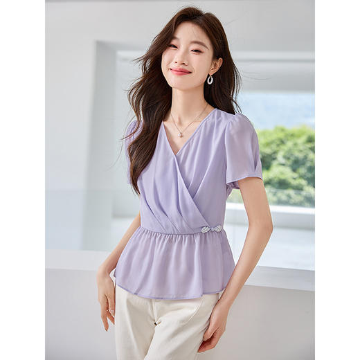 【五折购】熙世界V领短袖雪纺衫夏2025新款复古通勤气质中式盘扣收腰小衫 商品图0