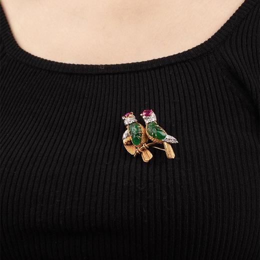 独角鹿西洋古董1965年代法国出品18k黄金铂金镶嵌钻石祖母绿及红宝石爱情鸟造型胸针 商品图1