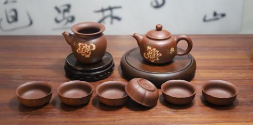 【样品清仓4.5折，仅1套，无货退款】玄雕窑原矿紫砂壶全手工名家陈东铸花鸟半浮雕系列国色天香紫砂套组（1壶1海6杯） 商品图1