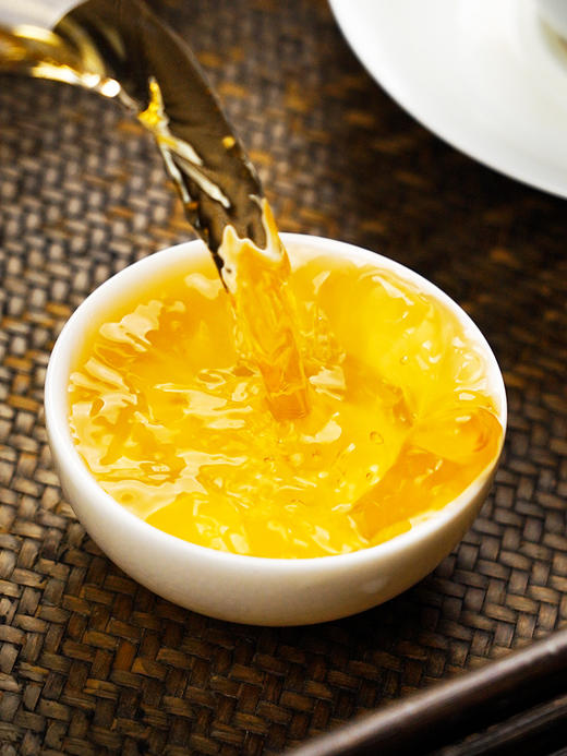 【绿水塘】2024年头春头采普洱茶生茶 小众茶里面的天花板 357克/饼 拍5发6 商品图4