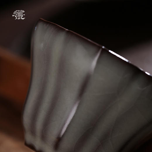 问鼎哥窑致巧款瓜棱杯 商品图3