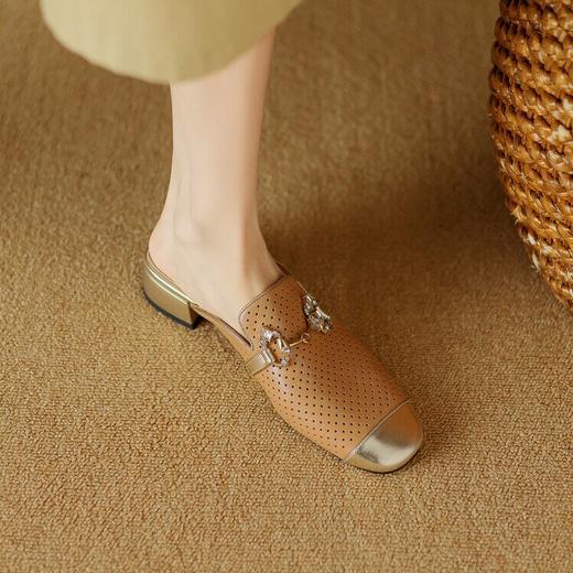【预售5天】2024新款牛皮拼色金属扣粗跟水钻包头后空凉鞋女ASZ&C508 商品图3