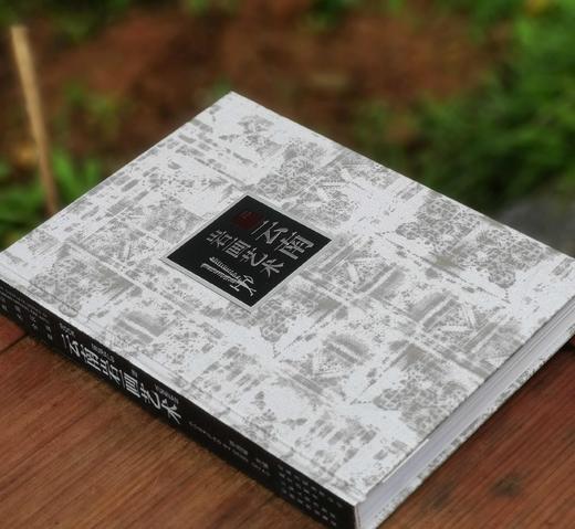 《云南岩画艺术》，精装，16开铜版彩印，邓启耀著，云南人民出版社2006年版，定价258，售价98元。
  商品图2