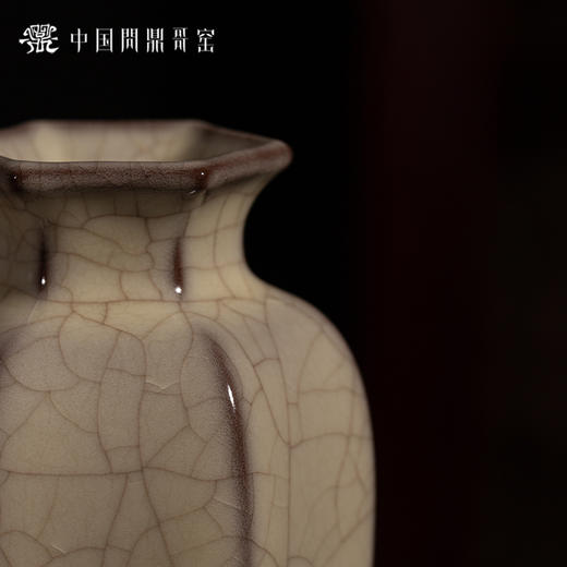 问鼎哥窑致巧款六边梅式瓶 商品图2