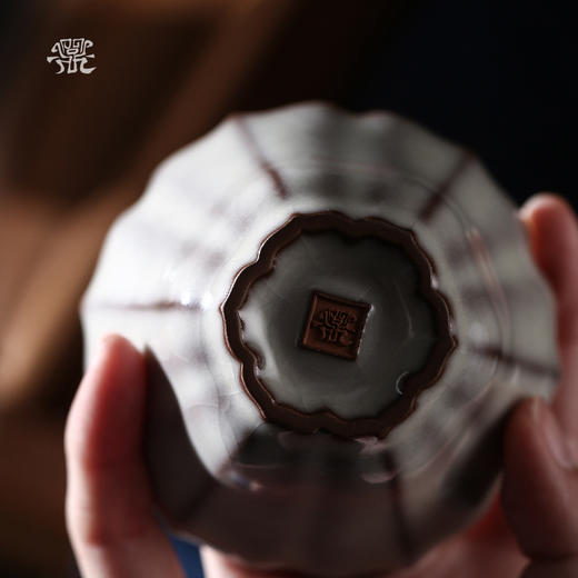 问鼎哥窑致巧款瓜棱杯 商品图4