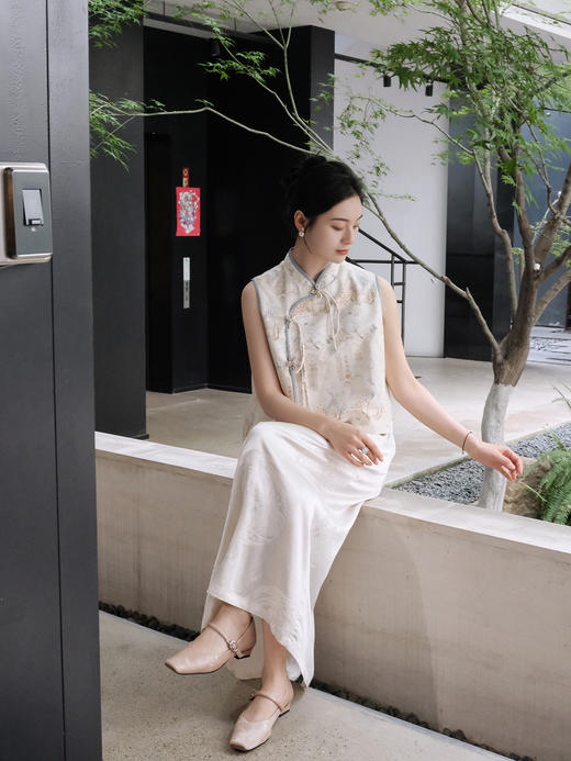 盛唐婧 |斜襟亭台楼阁山水提花马甲-米白 商品图7