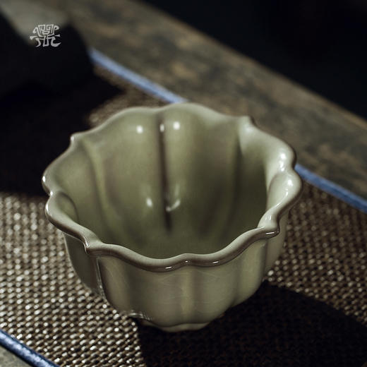 问鼎哥窑宝相盅 商品图1