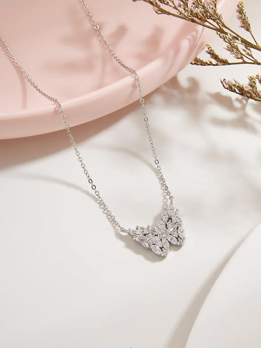 【品牌授权】LACLOCHE纯银镀白金满钻蝴蝶项链 颜色：白金色； 材质：925银 商品图3
