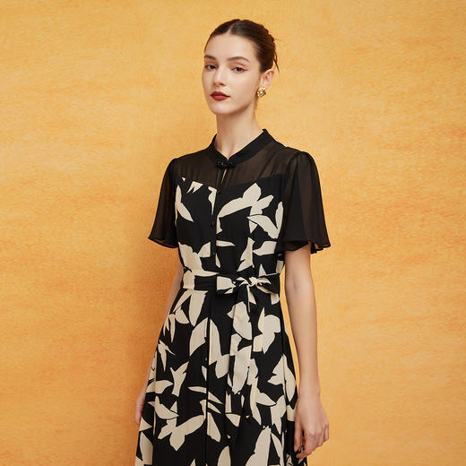 PF8B4斯尔丽2024新款改良旗袍式宽松版显瘦撞色印花浪漫气质连衣裙 商品图2