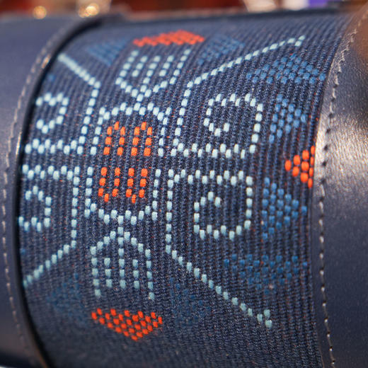 深山集市·黎锦几何纹圆筒腋下包 商品图2