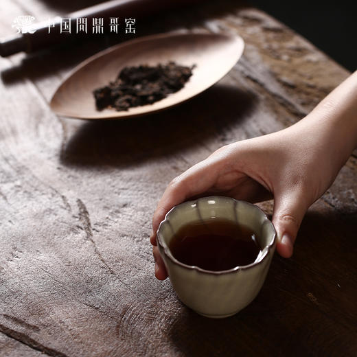 问鼎哥窑致巧款旋花杯 商品图3