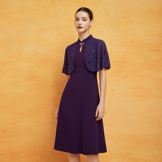 PF8F5斯尔丽2024新款旗袍式披肩雪纺拼接烫钻工艺精致悬垂丝滑连衣裙 商品图2