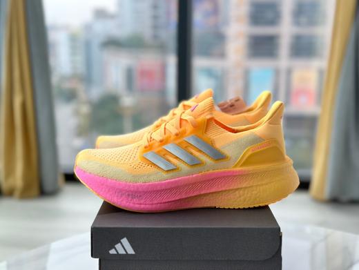 点此购买 阿迪Ultra Boost Light 10代爆米花轻弹系列男女款缓震慢跑鞋 98 290094 商品图1