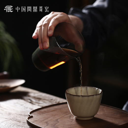 问鼎哥窑致巧款旋花杯 商品图1