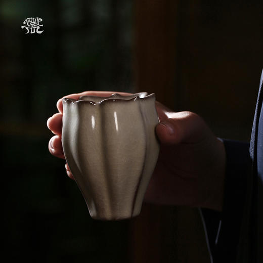 问鼎哥窑致巧款佛手杯 商品图1