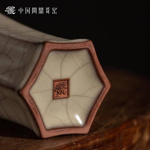 问鼎哥窑致巧款六边梅式瓶 商品图4
