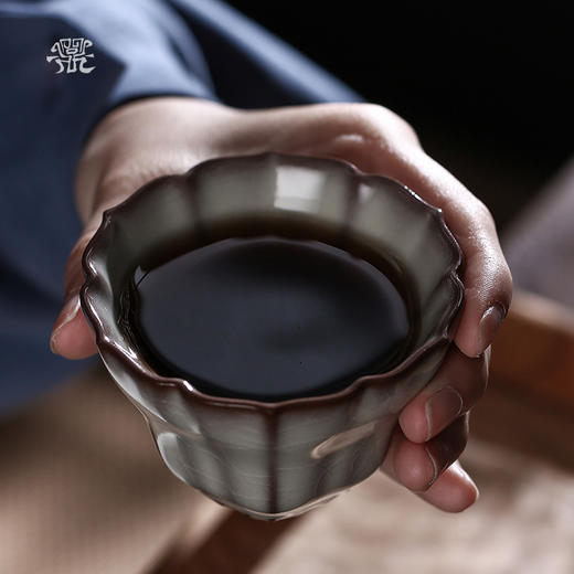 问鼎哥窑致巧款瓜棱杯 商品图1