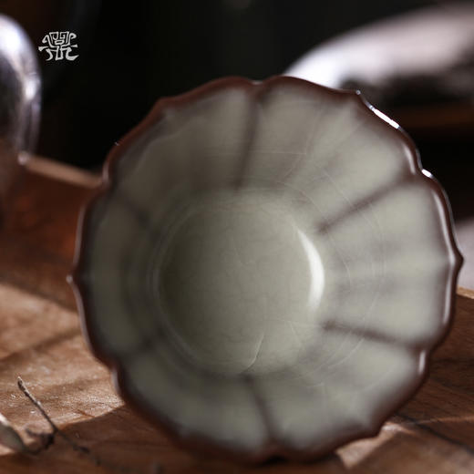 问鼎哥窑致巧款瓜棱杯 商品图2