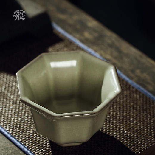 问鼎哥窑八方盅 商品图2