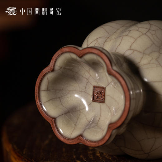 问鼎哥窑致巧款百财瓶 商品图4