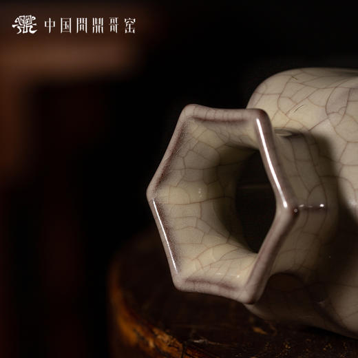 问鼎哥窑致巧款六边梅式瓶 商品图1