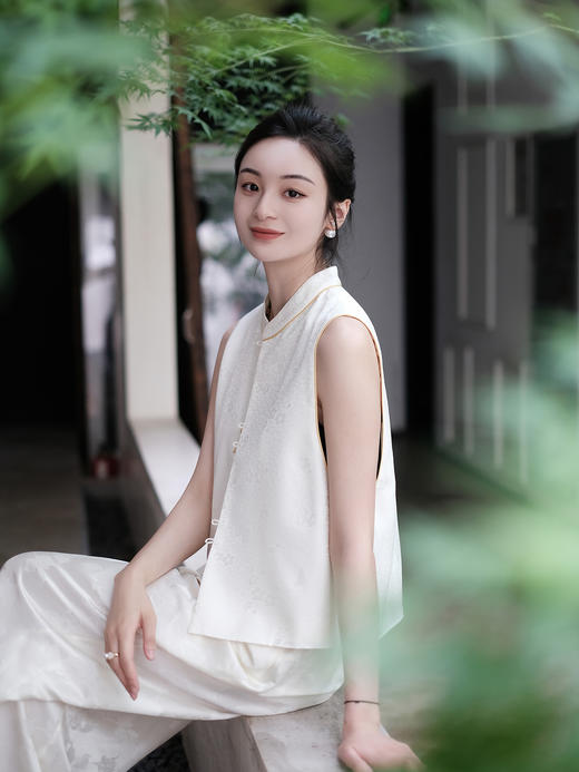 盛唐婧 |真丝花罗芳蝶对襟马甲-白色 商品图4