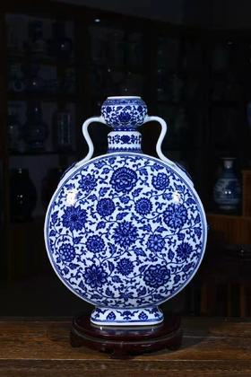 柴窑青花缠枝莲抱月瓶