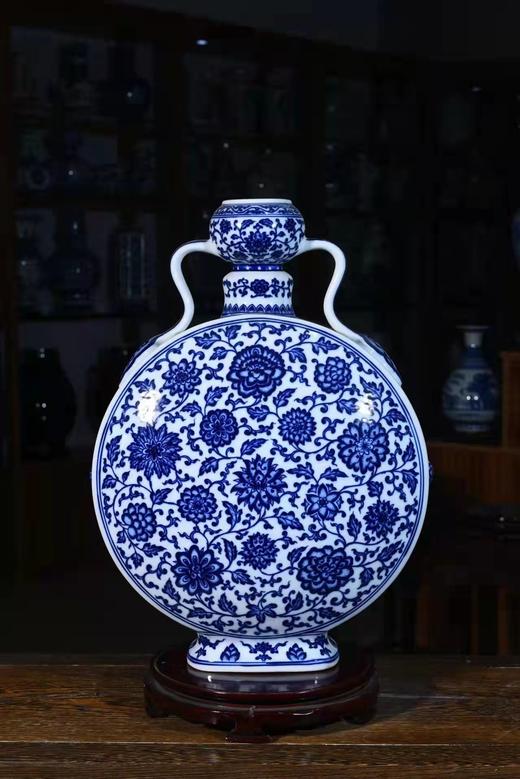 柴窑青花缠枝莲抱月瓶