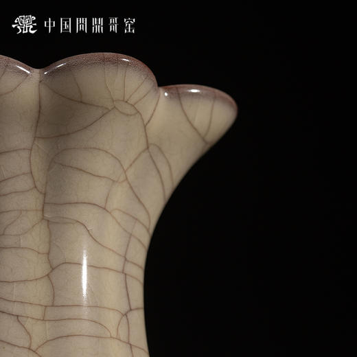 问鼎哥窑致巧款百财瓶 商品图3